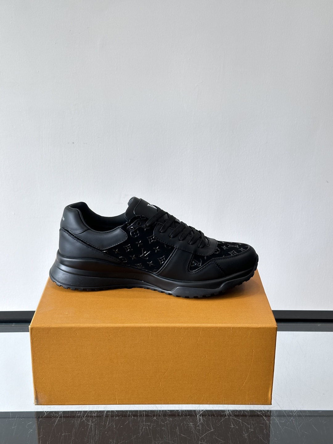 L.v 🆕RUN AWAY 运动鞋，本款 Run Away 运动鞋选用头层牛皮拼透气原版材质，楔形橡胶外