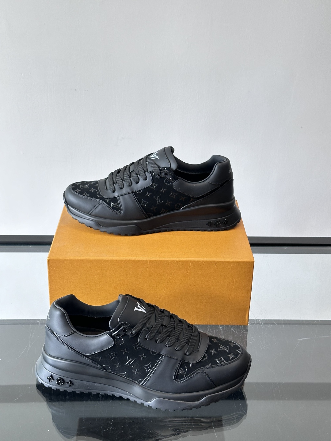 L.v 🆕RUN AWAY 运动鞋，本款 Run Away 运动鞋选用头层牛皮拼透气原版材质，楔形橡胶外