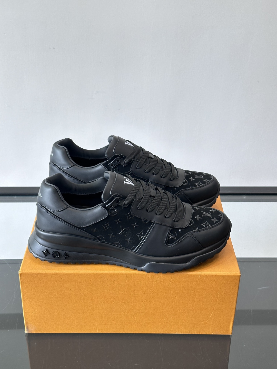 L.v 🆕RUN AWAY 运动鞋，本款 Run Away 运动鞋选用头层牛皮拼透气原版材质，楔形橡胶外