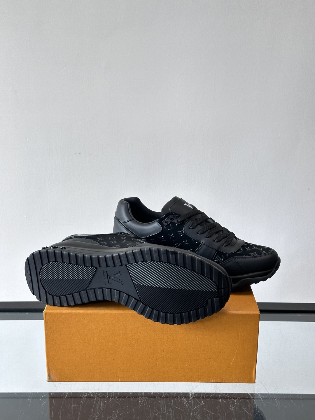 L.v 🆕RUN AWAY 运动鞋，本款 Run Away 运动鞋选用头层牛皮拼透气原版材质，楔形橡胶外