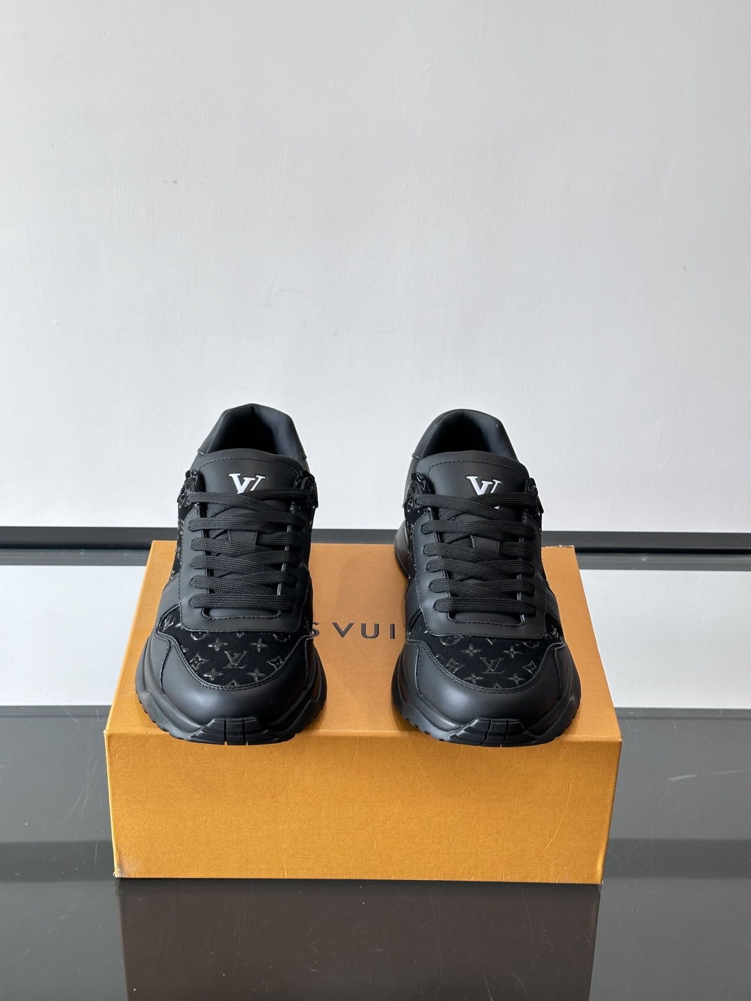 L.v 🆕RUN AWAY 运动鞋，本款 Run Away 运动鞋选用头层牛皮拼透气原版材质，楔形橡胶外