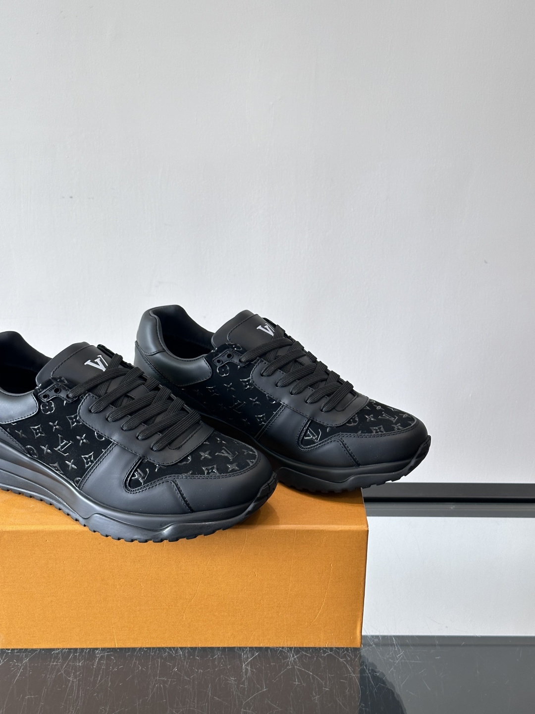 L.v 🆕RUN AWAY 运动鞋，本款 Run Away 运动鞋选用头层牛皮拼透气原版材质，楔形橡胶外