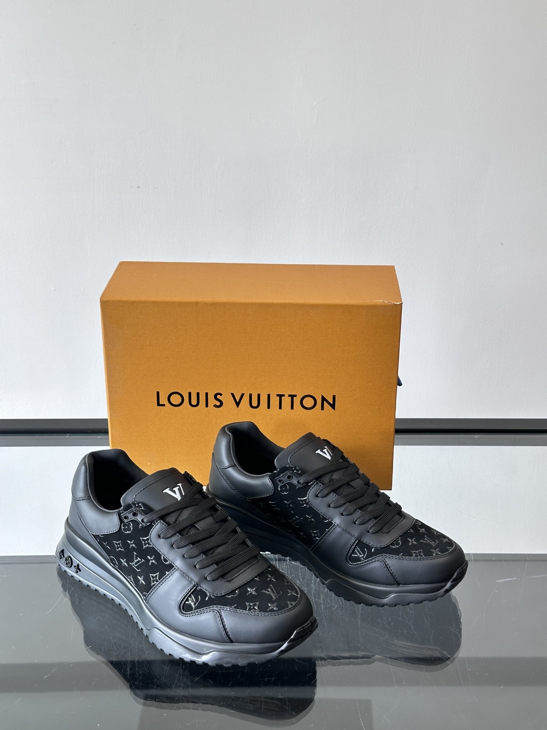 L.v 🆕RUN AWAY 运动鞋，本款 Run Away 运动鞋选用头层牛皮拼透气原版材质，楔形橡胶外