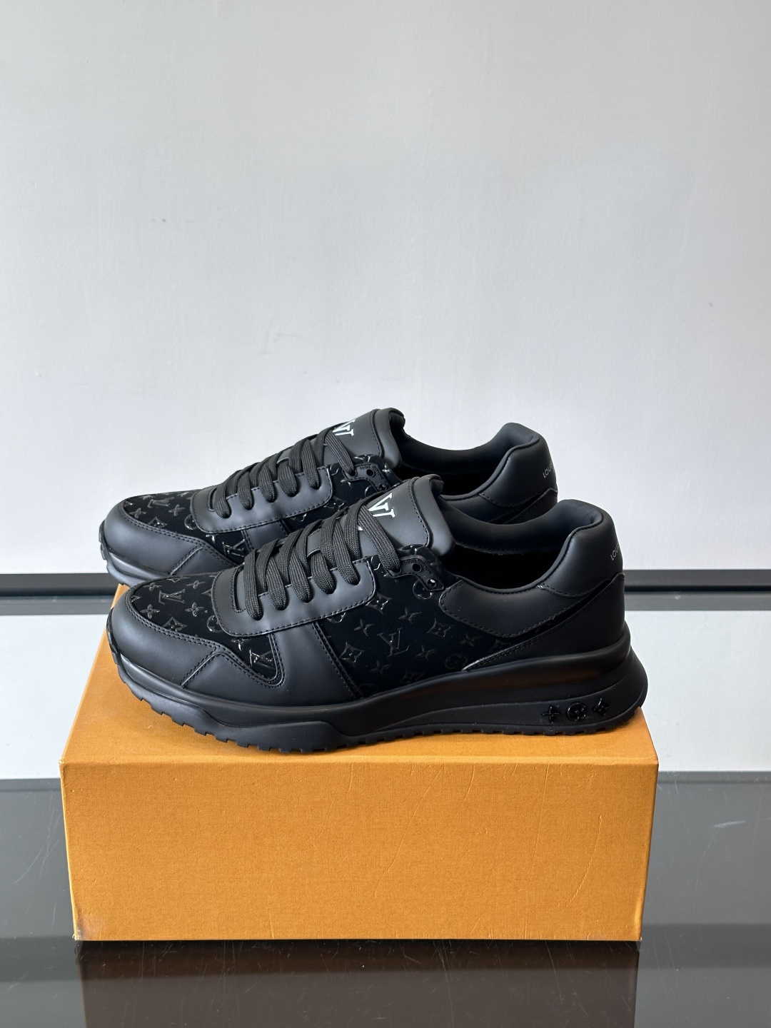 L.v 🆕RUN AWAY 运动鞋，本款 Run Away 运动鞋选用头层牛皮拼透气原版材质，楔形橡胶外