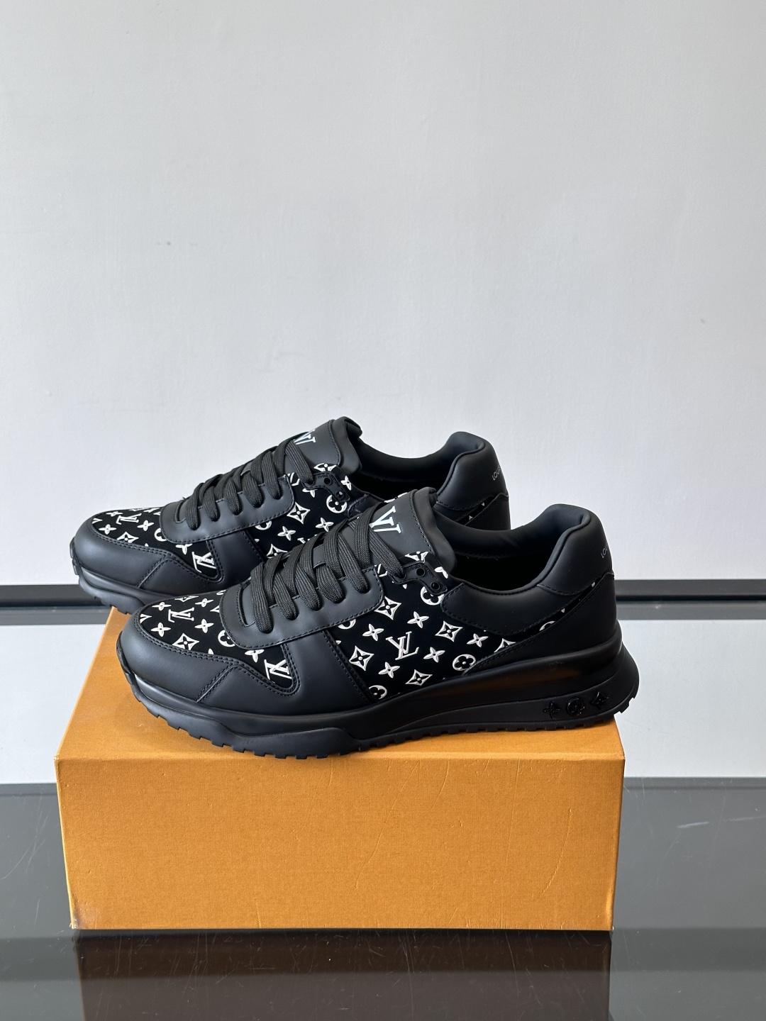 L.v 🆕RUN AWAY 运动鞋，本款 Run Away 运动鞋选用头层牛皮拼透气原版材质，楔形橡胶外