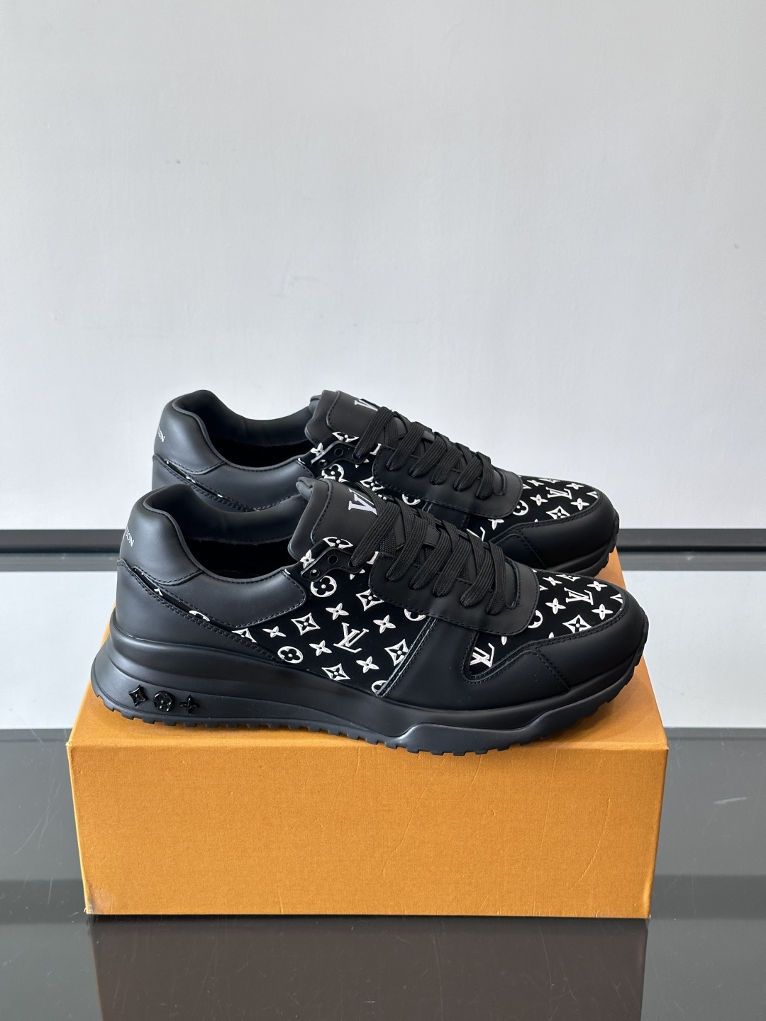 L.v 🆕RUN AWAY 运动鞋，本款 Run Away 运动鞋选用头层牛皮拼透气原版材质，楔形橡胶外