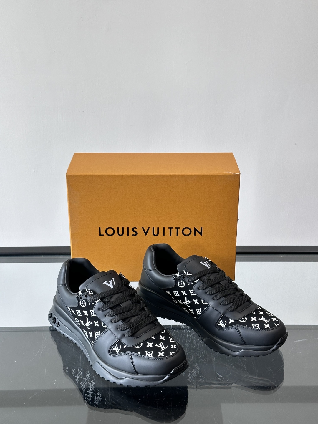 L.v 🆕RUN AWAY 运动鞋，本款 Run Away 运动鞋选用头层牛皮拼透气原版材质，楔形橡胶外