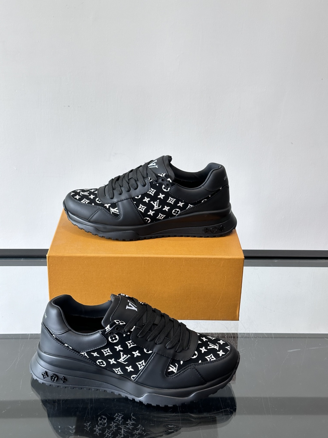 L.v 🆕RUN AWAY 运动鞋，本款 Run Away 运动鞋选用头层牛皮拼透气原版材质，楔形橡胶外