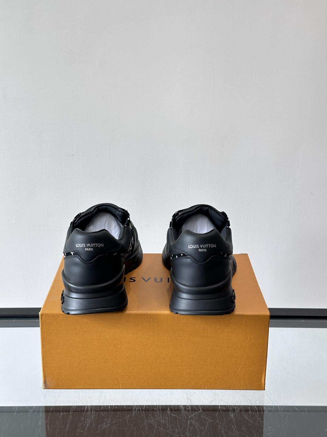 L.v 🆕RUN AWAY 运动鞋，本款 Run Away 运动鞋选用头层牛皮拼透气原版材质，楔形橡胶外