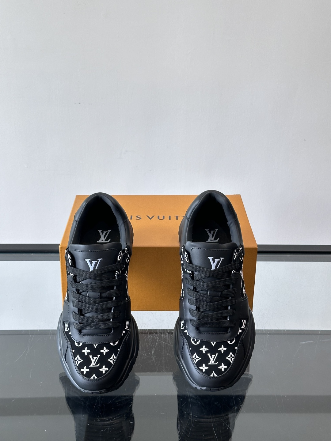 L.v 🆕RUN AWAY 运动鞋，本款 Run Away 运动鞋选用头层牛皮拼透气原版材质，楔形橡胶外