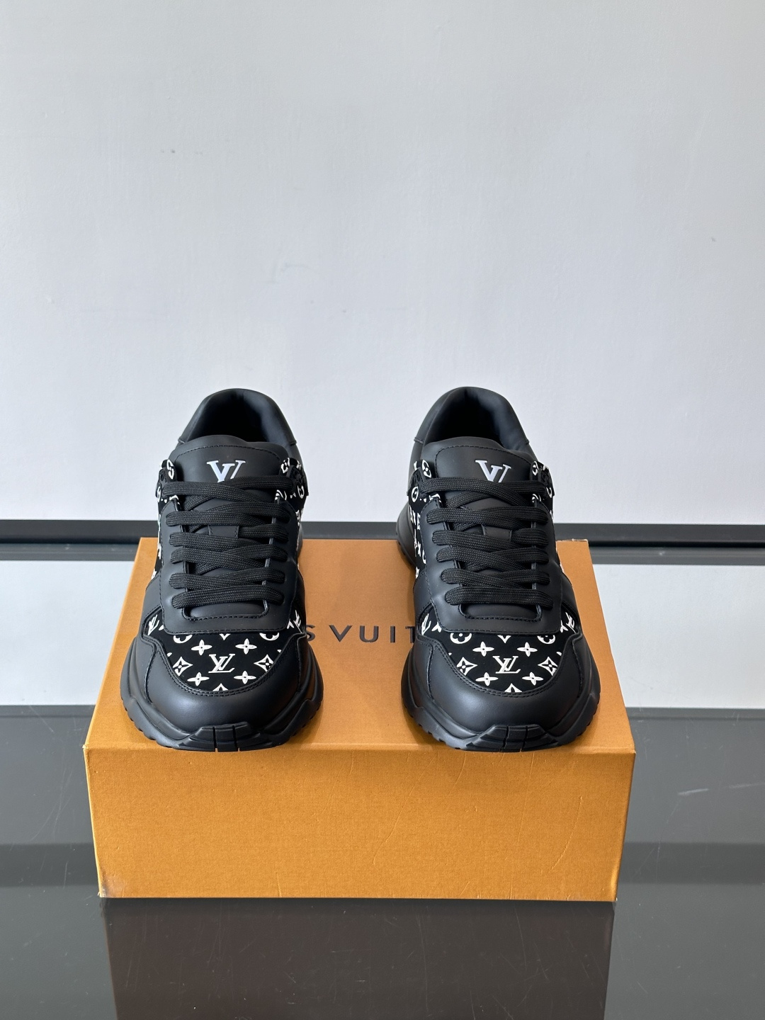 L.v 🆕RUN AWAY 运动鞋，本款 Run Away 运动鞋选用头层牛皮拼透气原版材质，楔形橡胶外