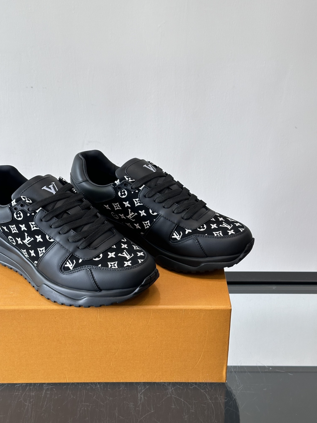 L.v 🆕RUN AWAY 运动鞋，本款 Run Away 运动鞋选用头层牛皮拼透气原版材质，楔形橡胶外