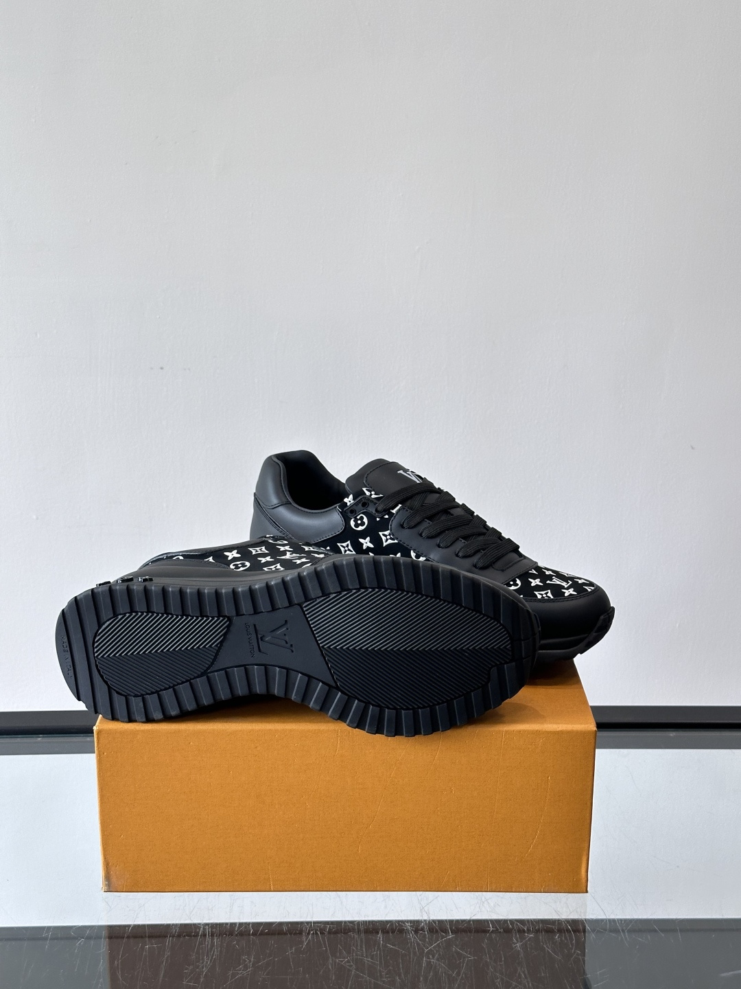 L.v 🆕RUN AWAY 运动鞋，本款 Run Away 运动鞋选用头层牛皮拼透气原版材质，楔形橡胶外