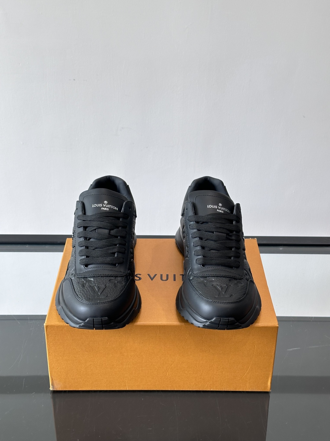 L.v 🆕RUN AWAY 运动鞋，本款 Run Away 运动鞋选用头层牛皮拼透气原版材质，楔形橡胶外