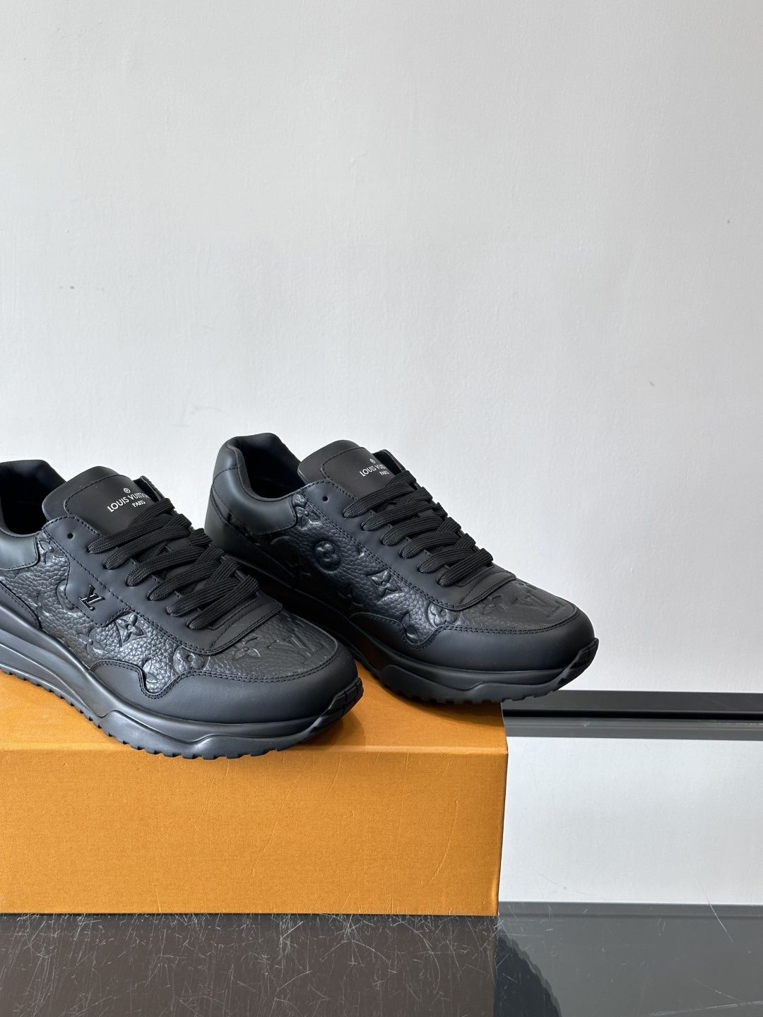 L.v 🆕RUN AWAY 运动鞋，本款 Run Away 运动鞋选用头层牛皮拼透气原版材质，楔形橡胶外