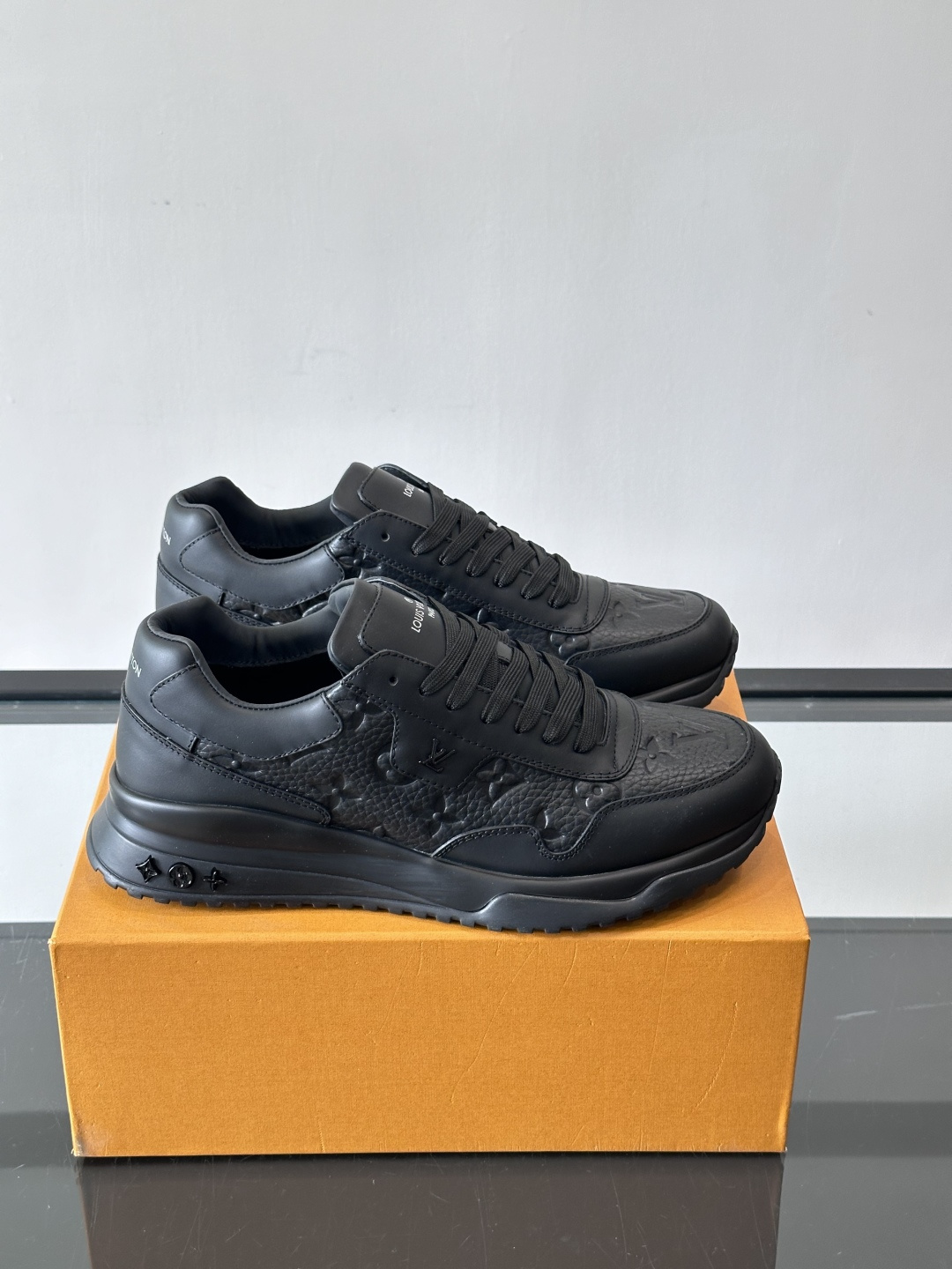 L.v 🆕RUN AWAY 运动鞋，本款 Run Away 运动鞋选用头层牛皮拼透气原版材质，楔形橡胶外