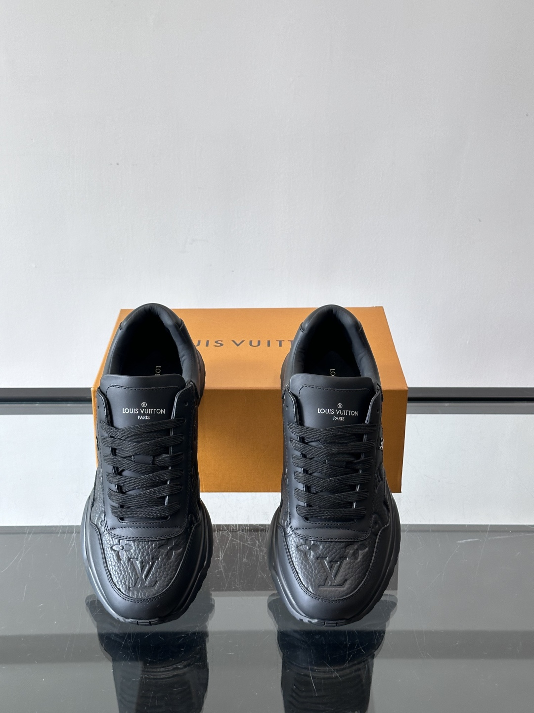 L.v 🆕RUN AWAY 运动鞋，本款 Run Away 运动鞋选用头层牛皮拼透气原版材质，楔形橡胶外