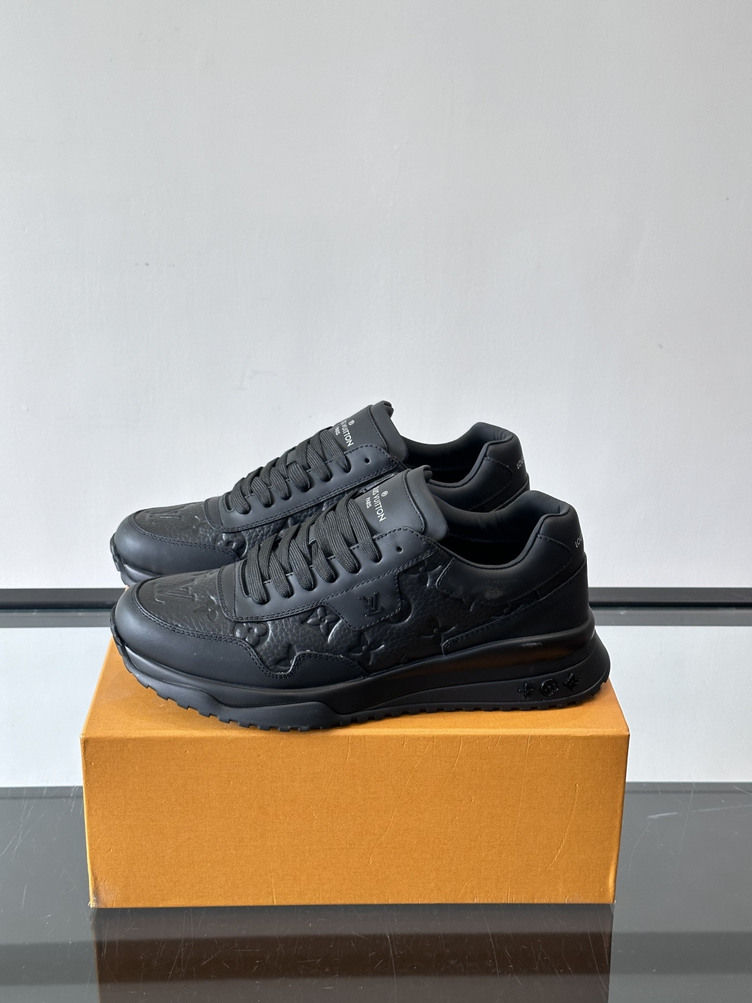 L.v 🆕RUN AWAY 运动鞋，本款 Run Away 运动鞋选用头层牛皮拼透气原版材质，楔形橡胶外