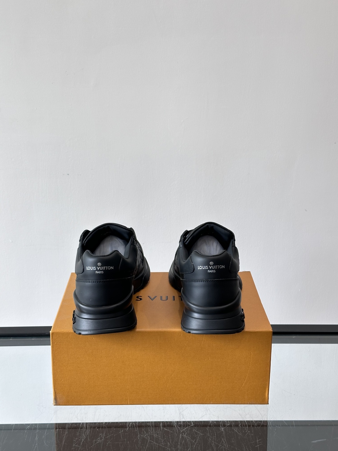 L.v 🆕RUN AWAY 运动鞋，本款 Run Away 运动鞋选用头层牛皮拼透气原版材质，楔形橡胶外