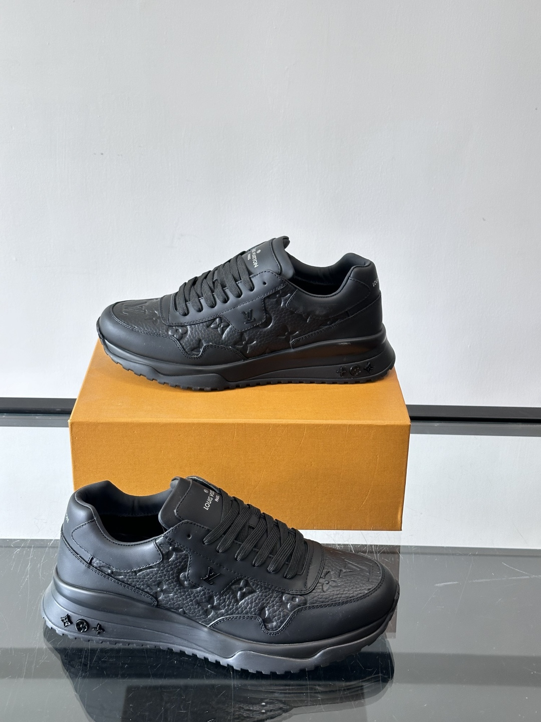 L.v 🆕RUN AWAY 运动鞋，本款 Run Away 运动鞋选用头层牛皮拼透气原版材质，楔形橡胶外