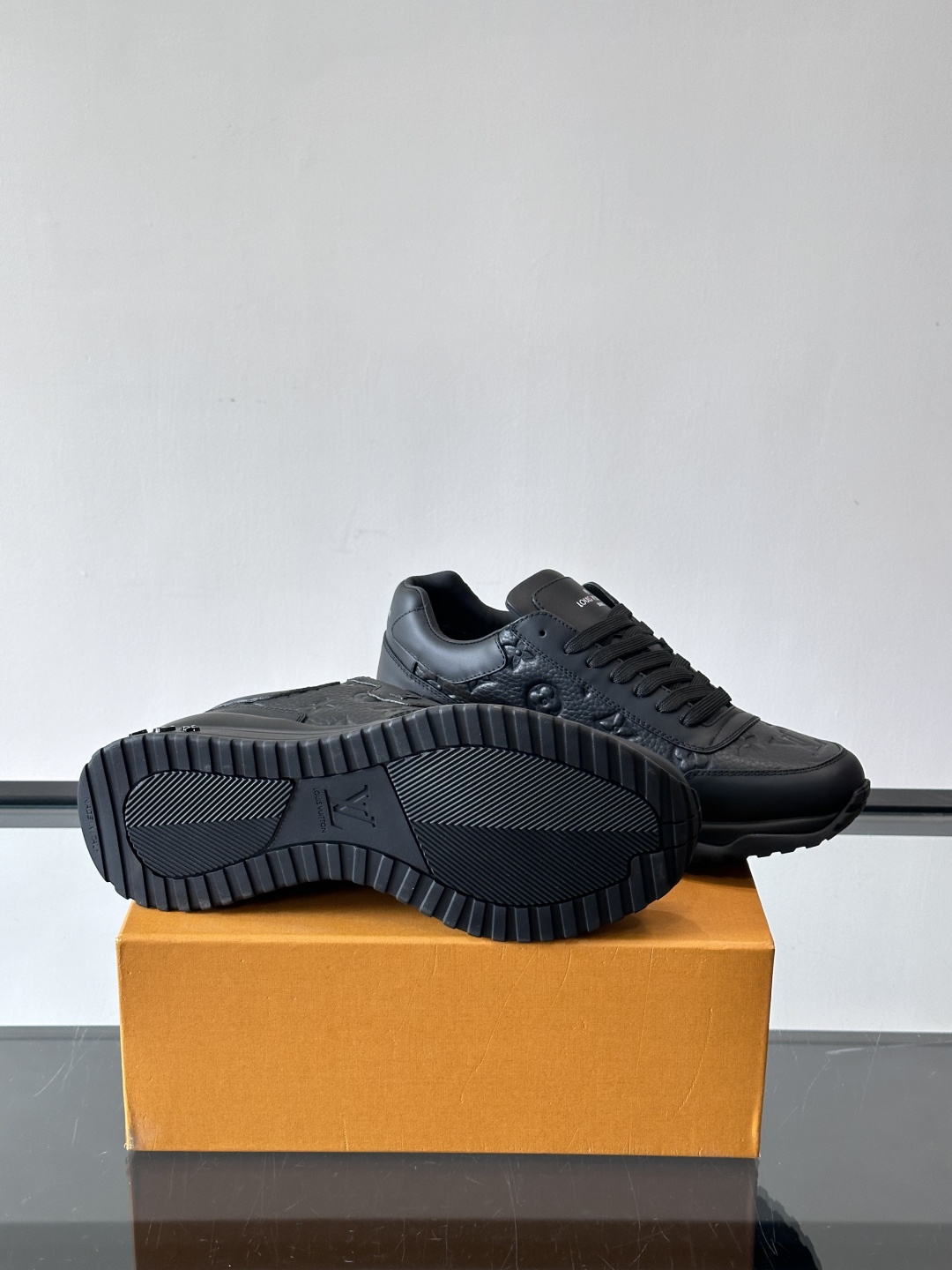 L.v 🆕RUN AWAY 运动鞋，本款 Run Away 运动鞋选用头层牛皮拼透气原版材质，楔形橡胶外