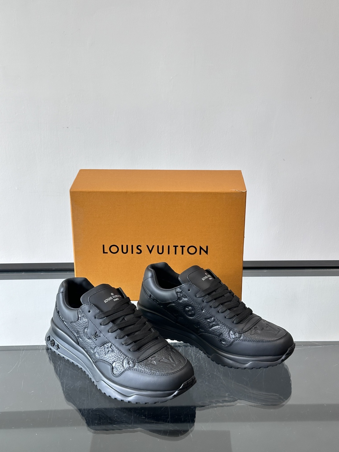 L.v 🆕RUN AWAY 运动鞋，本款 Run Away 运动鞋选用头层牛皮拼透气原版材质，楔形橡胶外