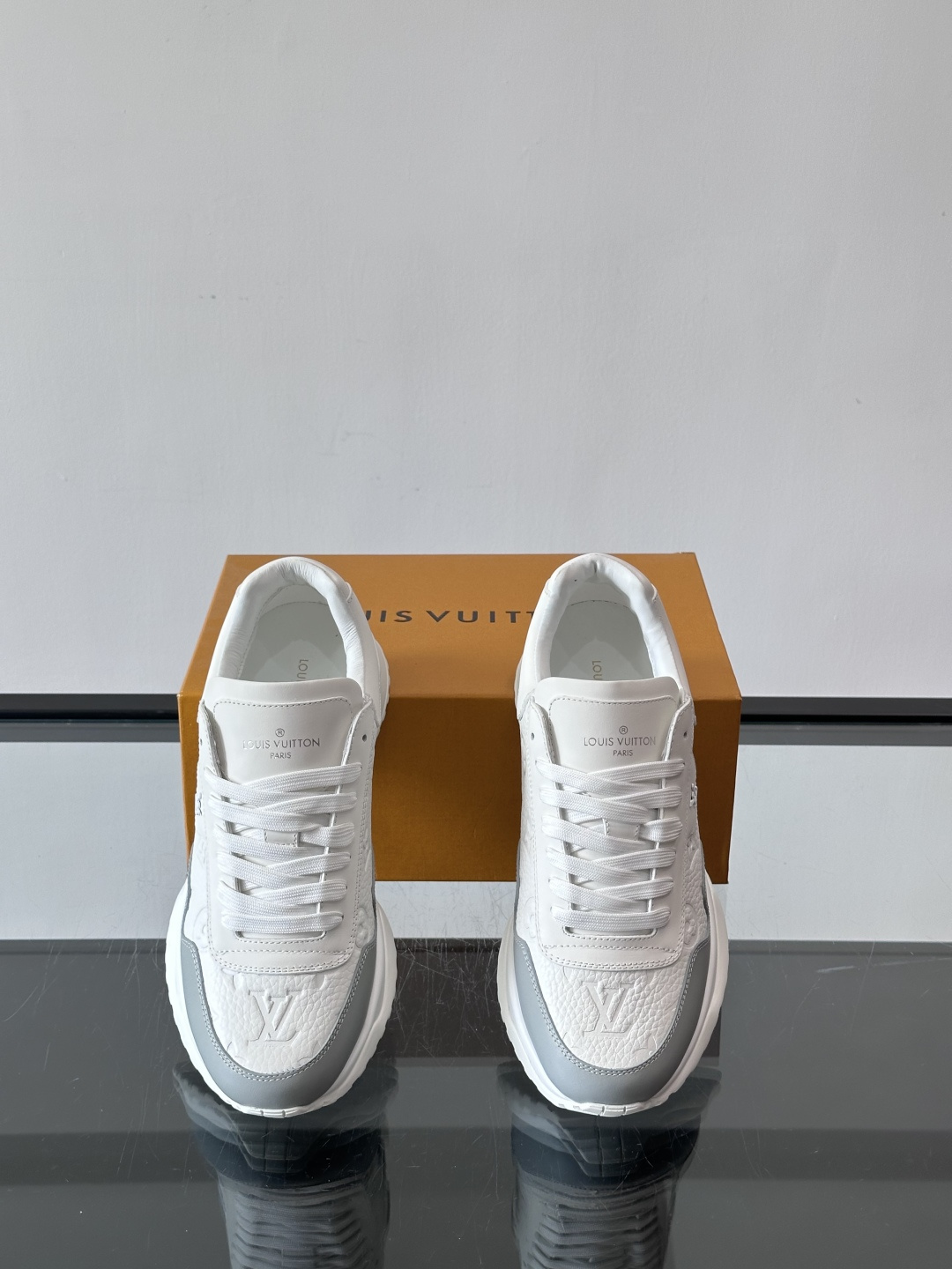 L.v 🆕RUN AWAY 运动鞋，本款 Run Away 运动鞋选用头层牛皮拼透气原版材质，楔形橡胶外