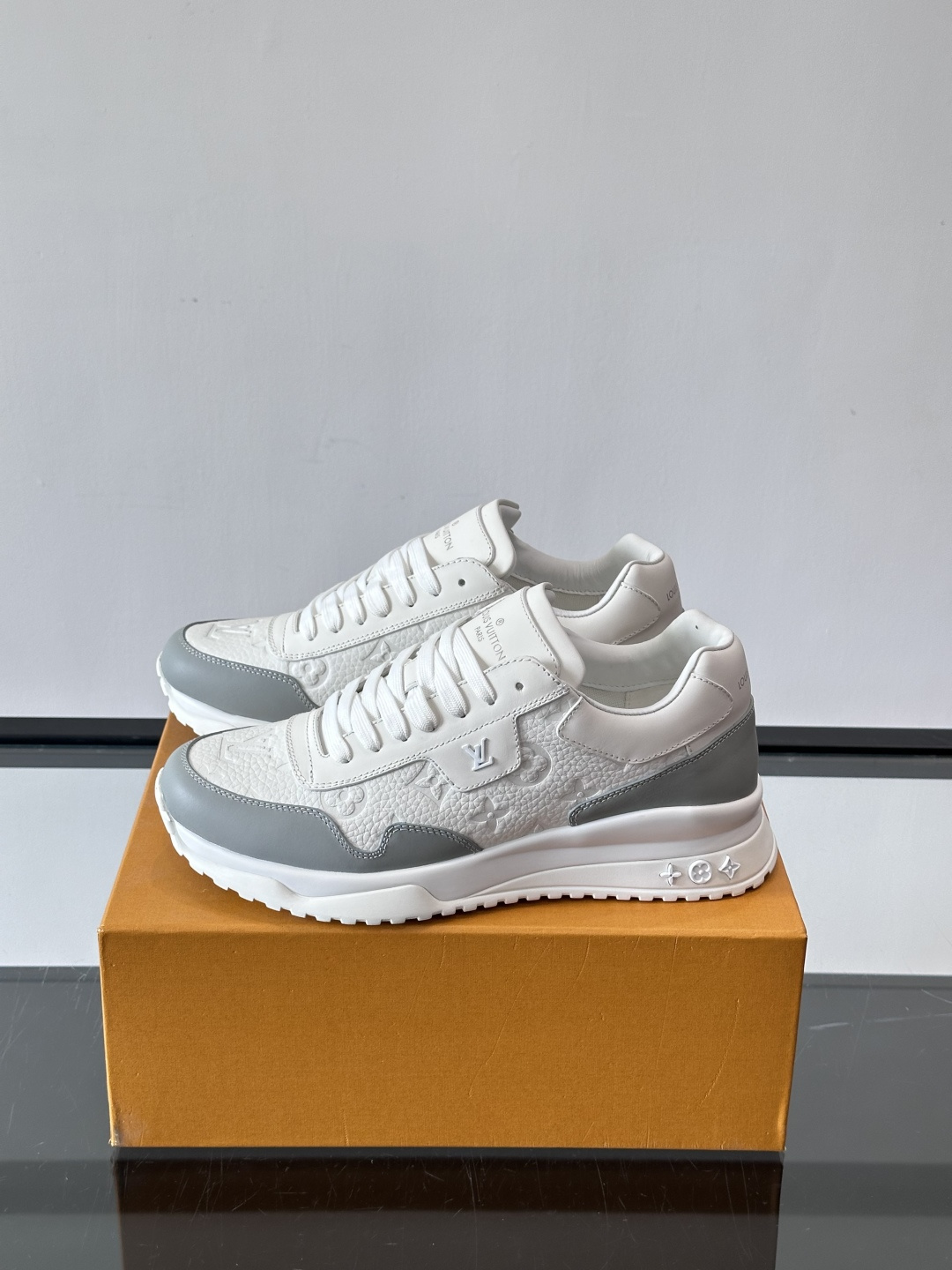 L.v 🆕RUN AWAY 运动鞋，本款 Run Away 运动鞋选用头层牛皮拼透气原版材质，楔形橡胶外