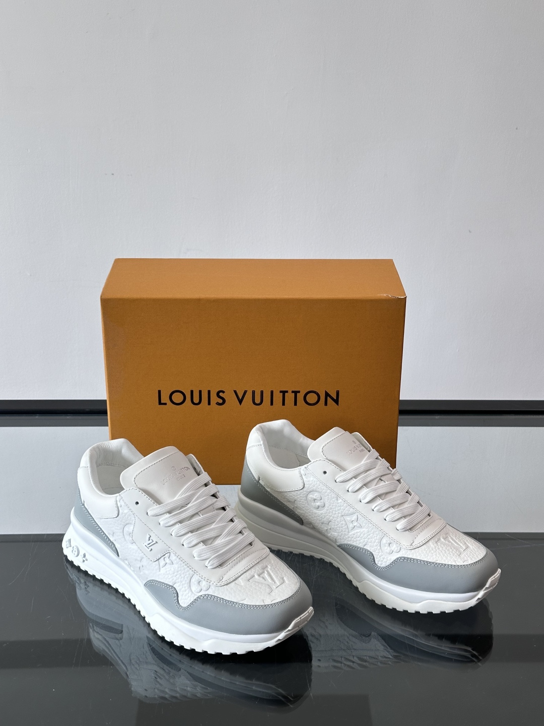 L.v 🆕RUN AWAY 运动鞋，本款 Run Away 运动鞋选用头层牛皮拼透气原版材质，楔形橡胶外