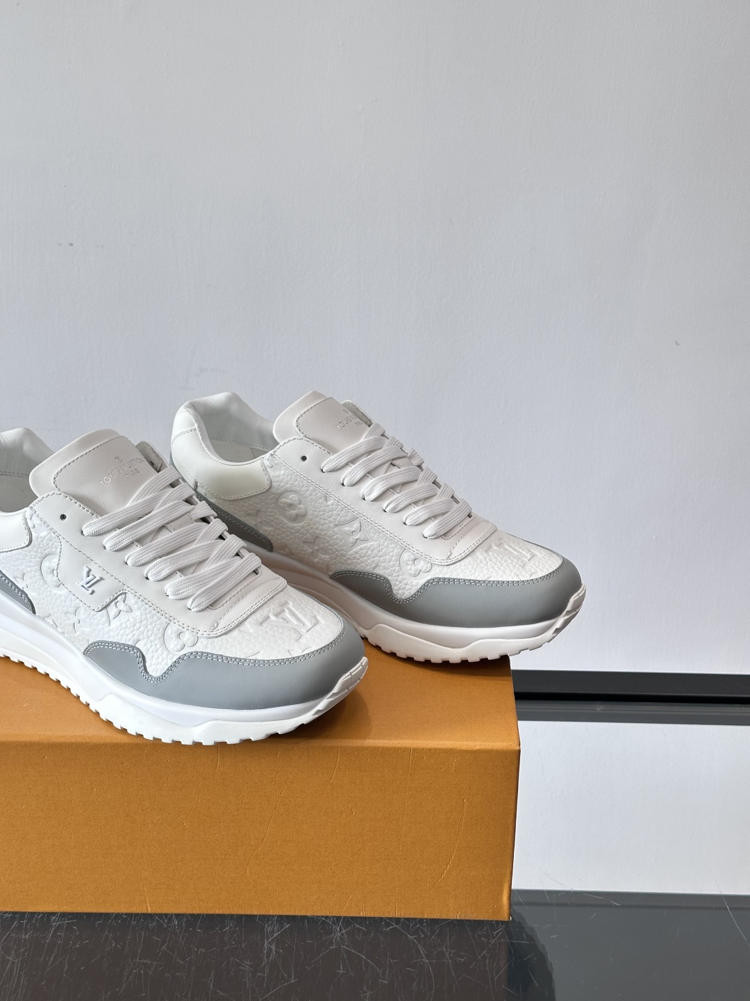 L.v 🆕RUN AWAY 运动鞋，本款 Run Away 运动鞋选用头层牛皮拼透气原版材质，楔形橡胶外