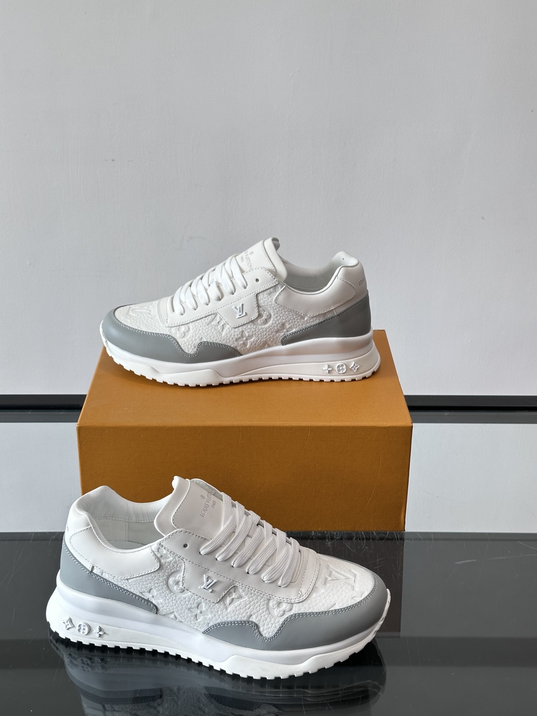 L.v 🆕RUN AWAY 运动鞋，本款 Run Away 运动鞋选用头层牛皮拼透气原版材质，楔形橡胶外