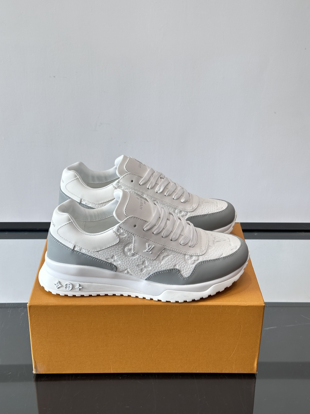 L.v 🆕RUN AWAY 运动鞋，本款 Run Away 运动鞋选用头层牛皮拼透气原版材质，楔形橡胶外