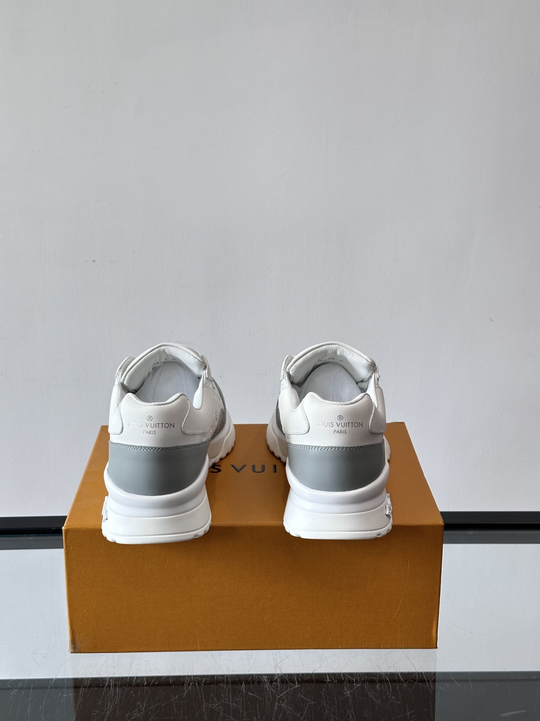 L.v 🆕RUN AWAY 运动鞋，本款 Run Away 运动鞋选用头层牛皮拼透气原版材质，楔形橡胶外