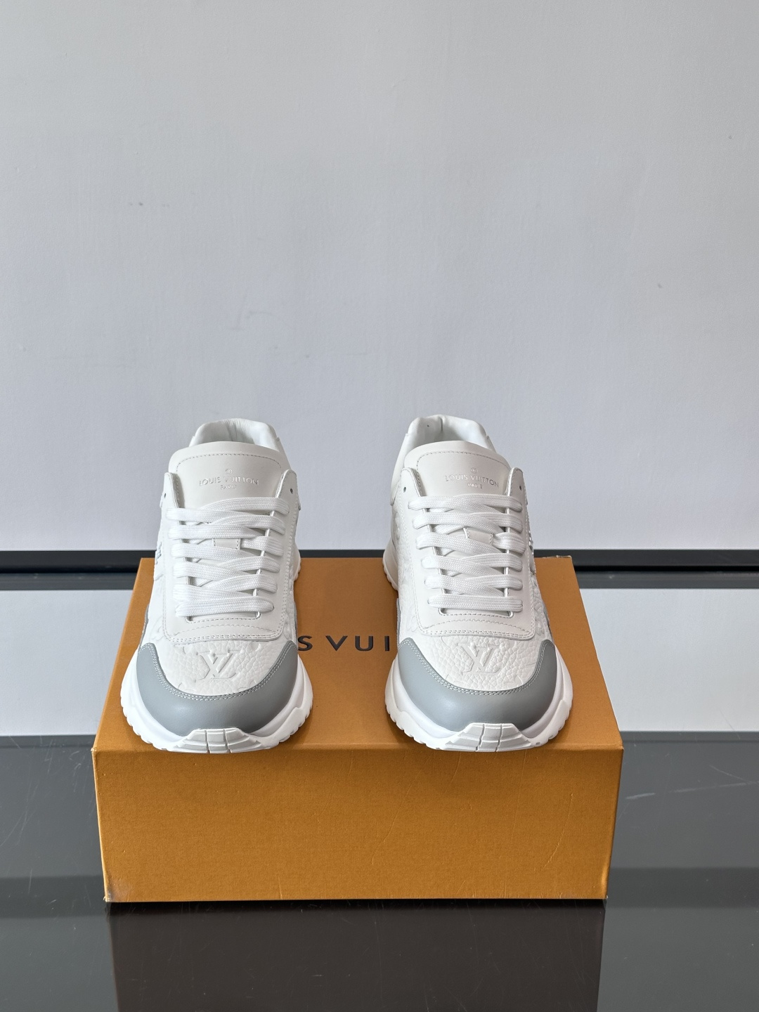 L.v 🆕RUN AWAY 运动鞋，本款 Run Away 运动鞋选用头层牛皮拼透气原版材质，楔形橡胶外