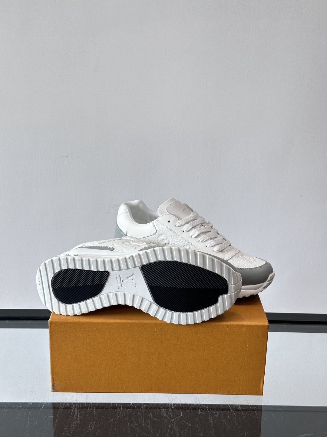 L.v 🆕RUN AWAY 运动鞋，本款 Run Away 运动鞋选用头层牛皮拼透气原版材质，楔形橡胶外