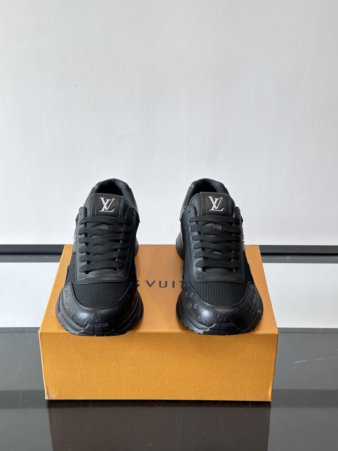 L.v 🆕RUN AWAY 运动鞋，本款 Run Away 运动鞋选用头层牛皮拼透气原版材质，楔形橡胶外