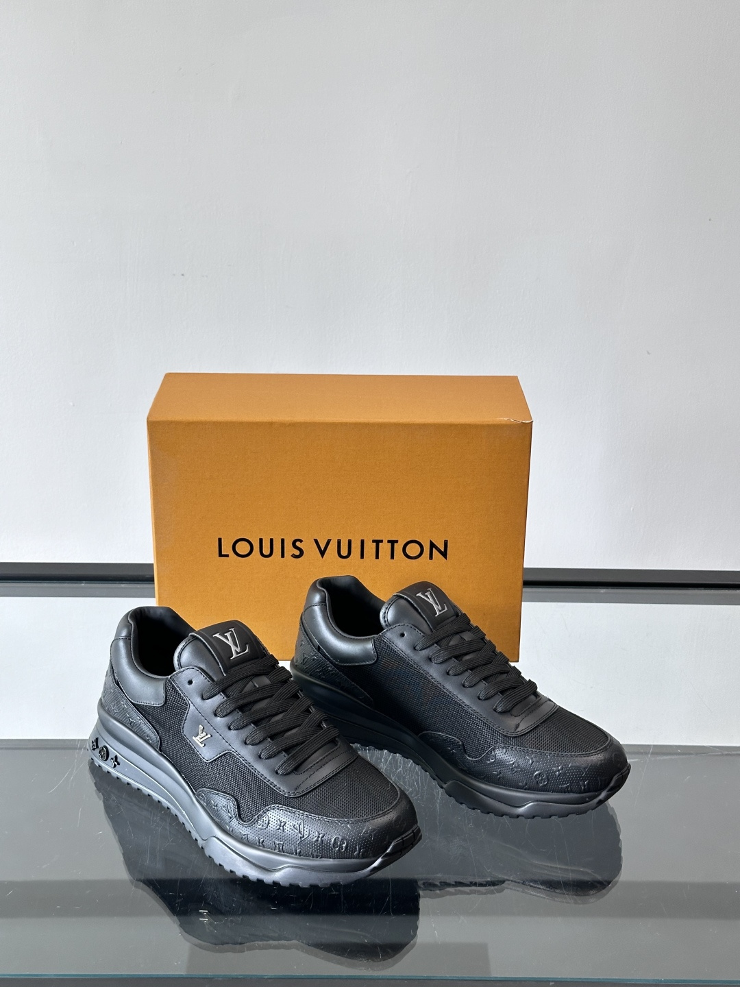 L.v 🆕RUN AWAY 运动鞋，本款 Run Away 运动鞋选用头层牛皮拼透气原版材质，楔形橡胶外