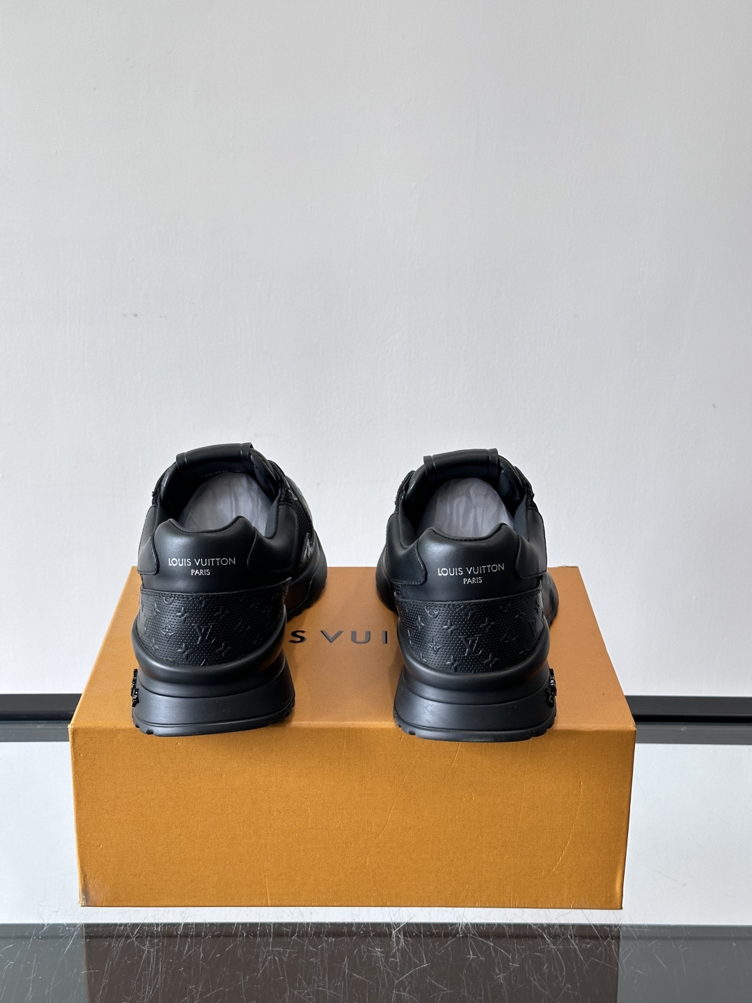 L.v 🆕RUN AWAY 运动鞋，本款 Run Away 运动鞋选用头层牛皮拼透气原版材质，楔形橡胶外