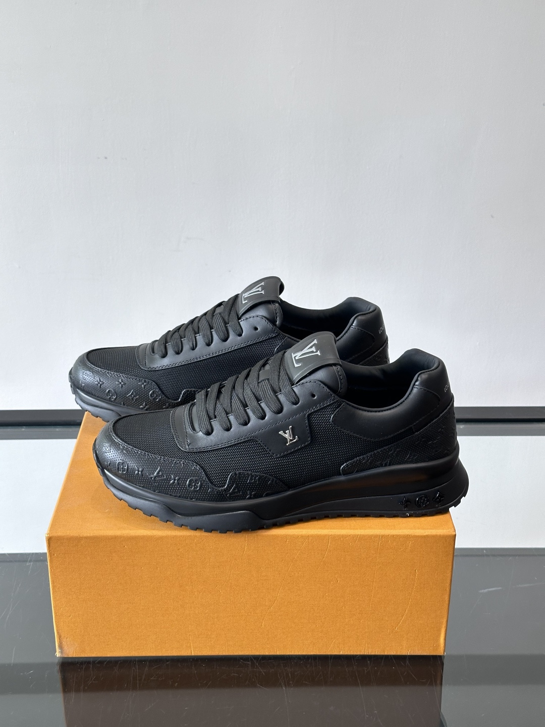 L.v 🆕RUN AWAY 运动鞋，本款 Run Away 运动鞋选用头层牛皮拼透气原版材质，楔形橡胶外