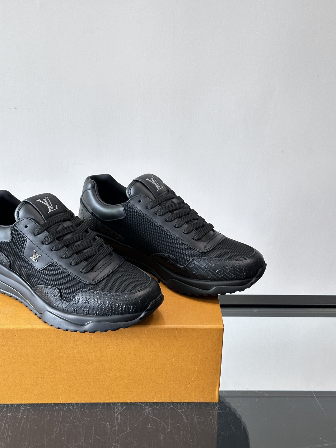 L.v 🆕RUN AWAY 运动鞋，本款 Run Away 运动鞋选用头层牛皮拼透气原版材质，楔形橡胶外