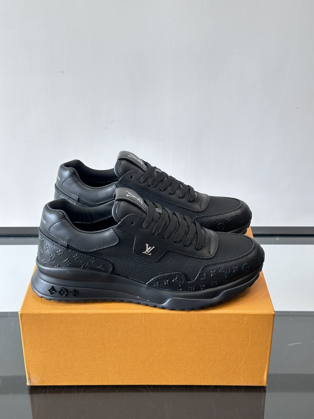 L.v 🆕RUN AWAY 运动鞋，本款 Run Away 运动鞋选用头层牛皮拼透气原版材质，楔形橡胶外