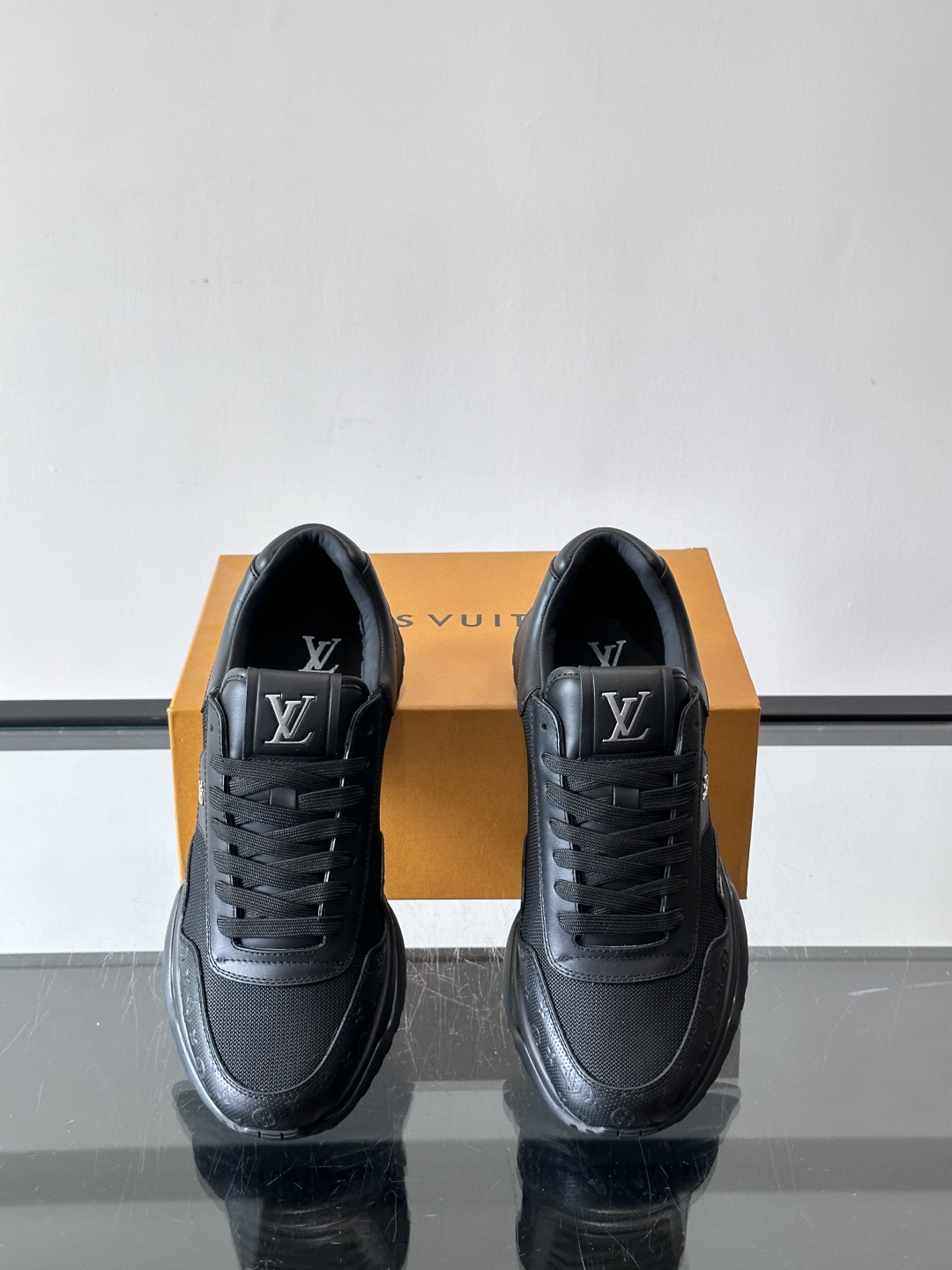 L.v 🆕RUN AWAY 运动鞋，本款 Run Away 运动鞋选用头层牛皮拼透气原版材质，楔形橡胶外