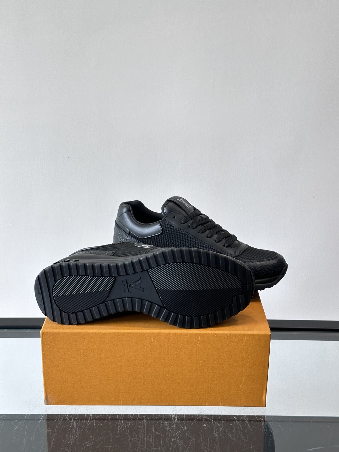 L.v 🆕RUN AWAY 运动鞋，本款 Run Away 运动鞋选用头层牛皮拼透气原版材质，楔形橡胶外