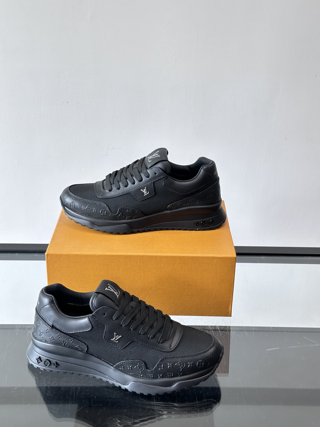 L.v 🆕RUN AWAY 运动鞋，本款 Run Away 运动鞋选用头层牛皮拼透气原版材质，楔形橡胶外