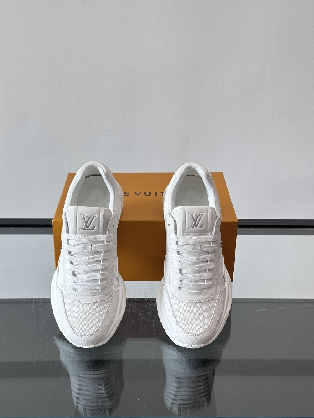 L.v 🆕RUN AWAY 运动鞋，本款 Run Away 运动鞋选用头层牛皮拼透气原版材质，楔形橡胶外