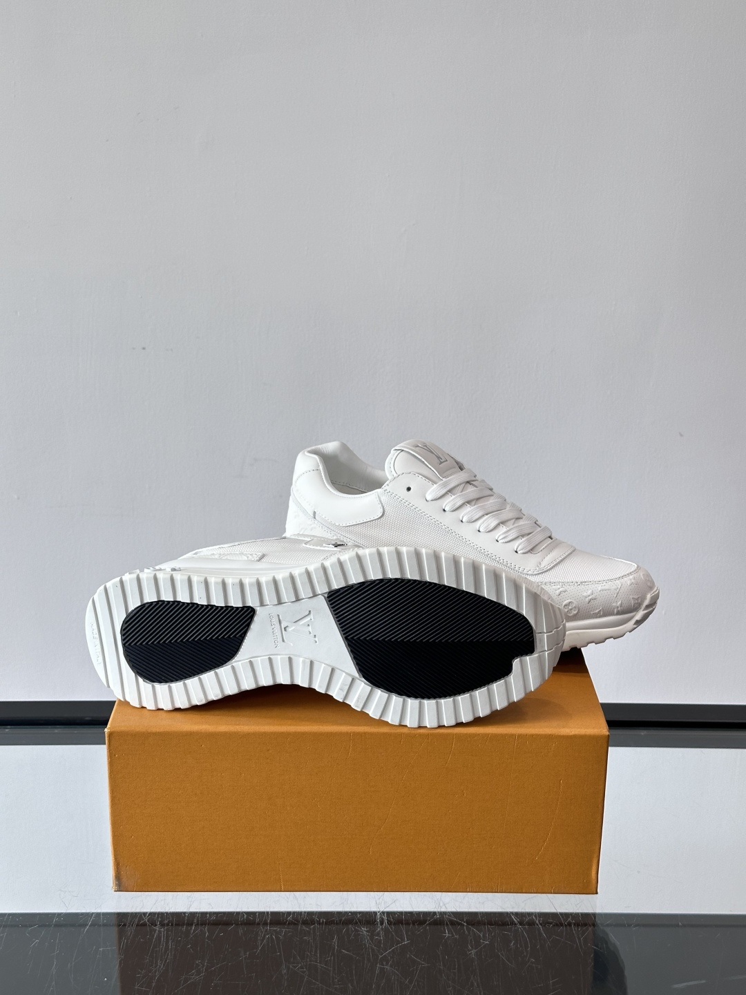 L.v 🆕RUN AWAY 运动鞋，本款 Run Away 运动鞋选用头层牛皮拼透气原版材质，楔形橡胶外