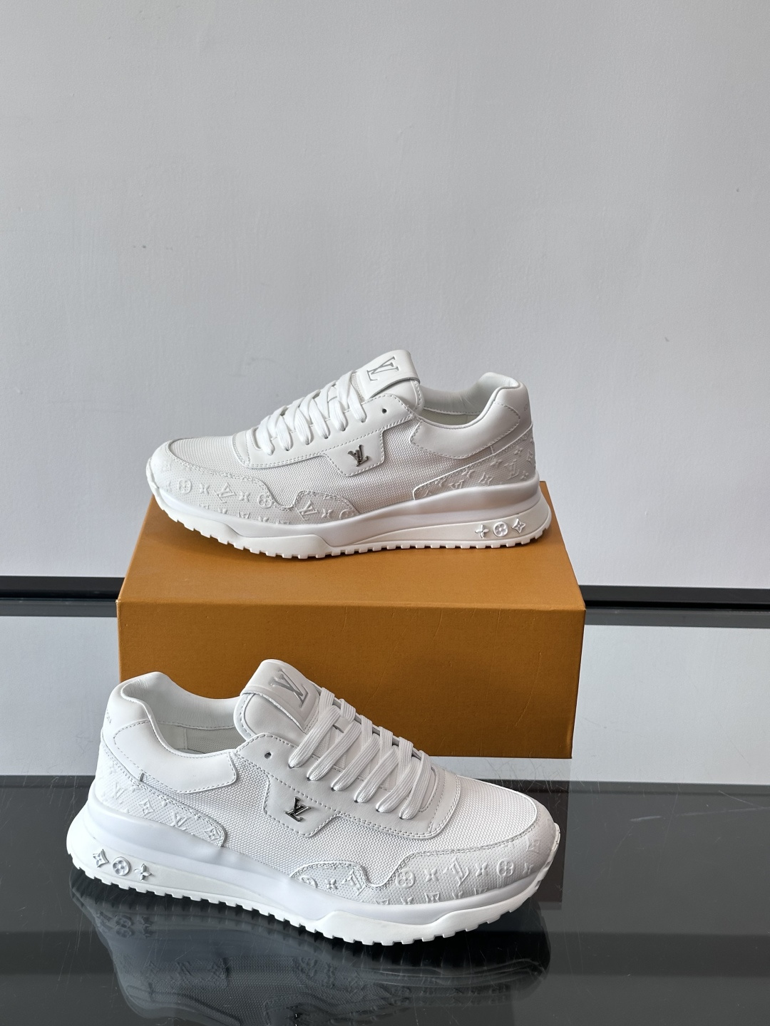 L.v 🆕RUN AWAY 运动鞋，本款 Run Away 运动鞋选用头层牛皮拼透气原版材质，楔形橡胶外