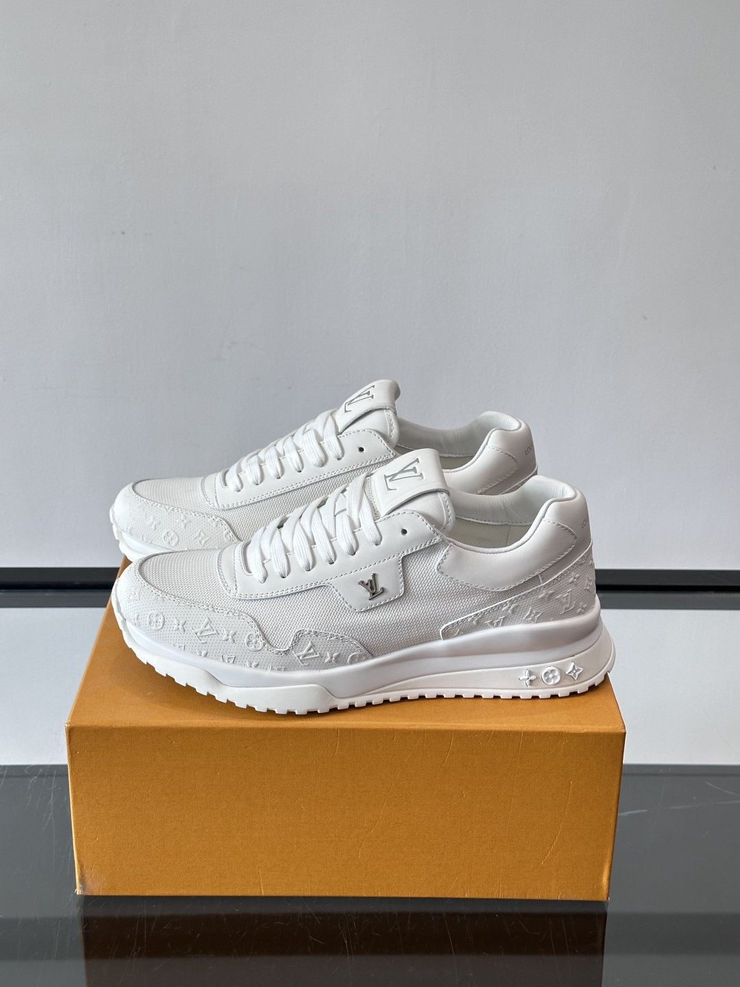 L.v 🆕RUN AWAY 运动鞋，本款 Run Away 运动鞋选用头层牛皮拼透气原版材质，楔形橡胶外