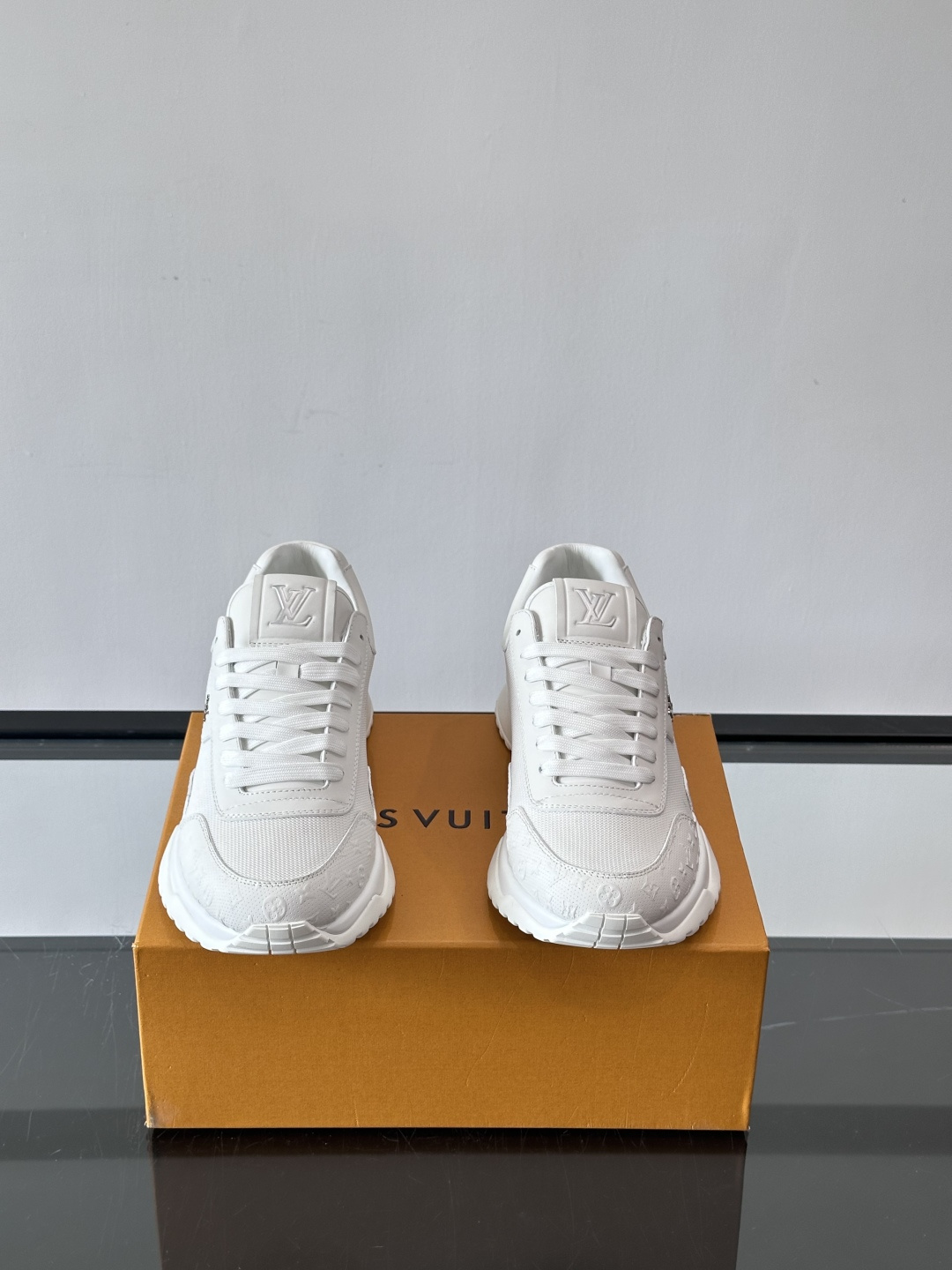 L.v 🆕RUN AWAY 运动鞋，本款 Run Away 运动鞋选用头层牛皮拼透气原版材质，楔形橡胶外