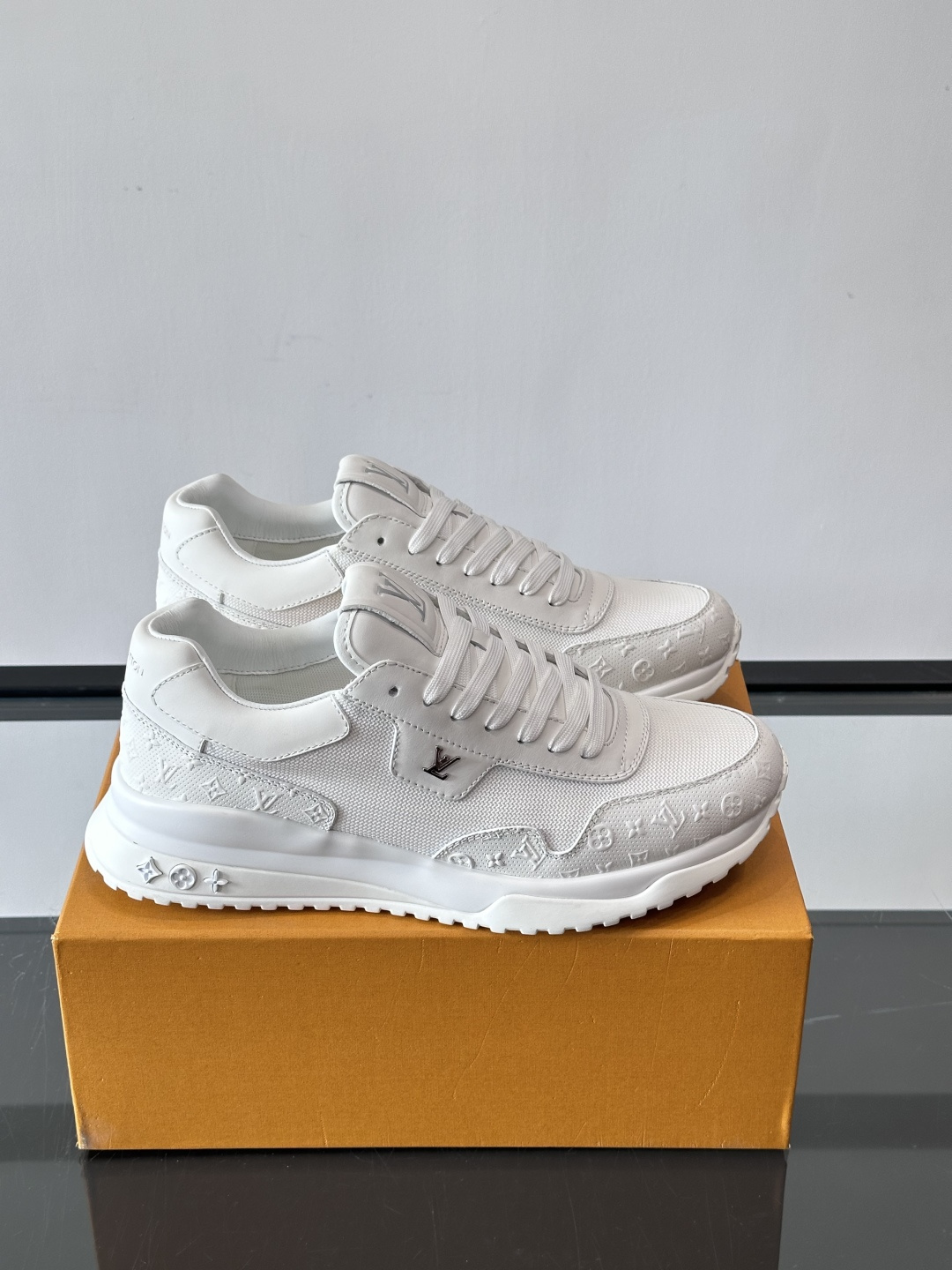 L.v 🆕RUN AWAY 运动鞋，本款 Run Away 运动鞋选用头层牛皮拼透气原版材质，楔形橡胶外